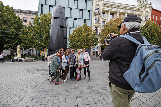 Bizarní orloj v Brně slaví 15 let. Čelil posměškům, na Silvestra se obléká