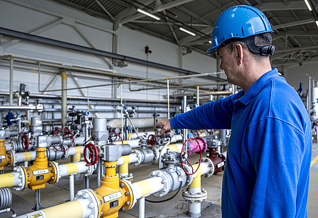 K zásobníku jen v nehořlavé kombinéze. V podzemí u Příbrami jsou miliony kubíků plynu