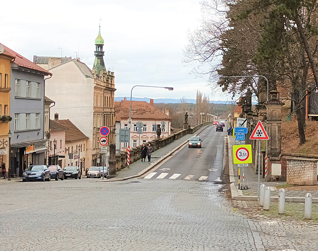 Po zavření mostu parkovací divočina. Auta zahltila Roudnici, začne je odtahovat