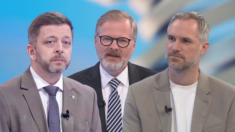 Zajdeme na pivo, Vítku? Rakušan Fialovo pozvání přijal, rozdává letáky Pirátů. Hřib stále váhá