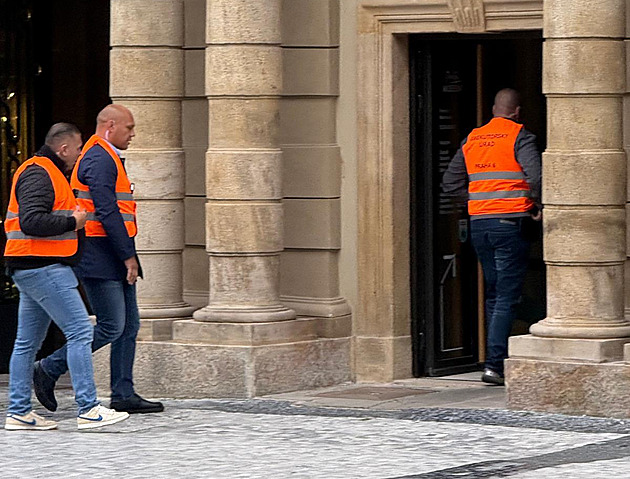 Další dějství sporu o název Mucha Muzeum, exekutoři zasahovali v paláci Savarin