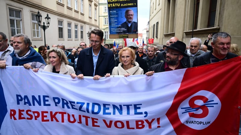 Bojí se nás, tvrdila na demonstraci Konečná. Odpůrci komunistů skandovali hesla o rasistech