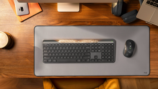 Konec bateriím i kabelům. Nová klávesnice od Logitechu má solární panel a sama se nabije i z lampy