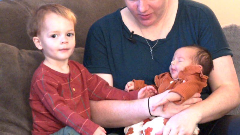 Drama při porodu s nečekaným asistentem. Dvouletý Max pomáhal na svět své sestřičce