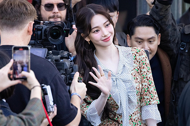 Na podzim vytáhněte šaty po babičce. Žádný vzor není moc ošklivý