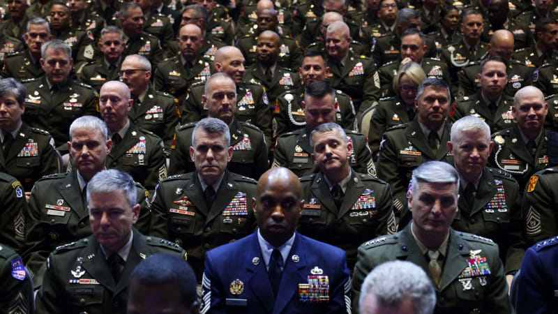 V armádě nebudou tlouštíci ani vousáči, nakázali Trump a spol. Exgenerál: Hitlerovský projev