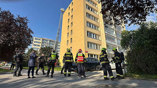 Požár kuchyně na Kačerově. Seniorka se nadýchala zplodin, je v nemocnici