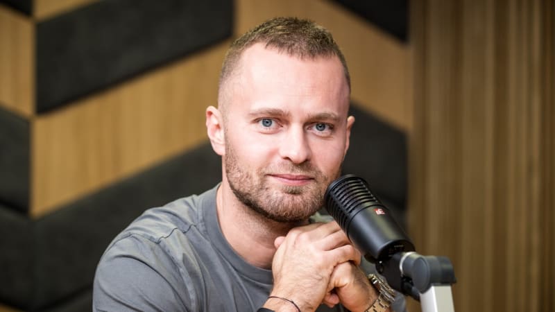 Záchranář Dvořák měl nehodu: Jsem rád, že vám sem nepíší pozůstalí. Auto mu zachránilo život