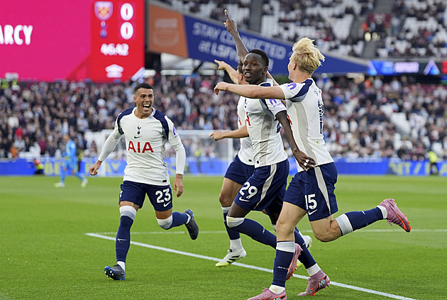 ONLINE: Tottenham hraje proti Leedsu, pak v akci Arsenal či šlágr Chelsea-Liverpool