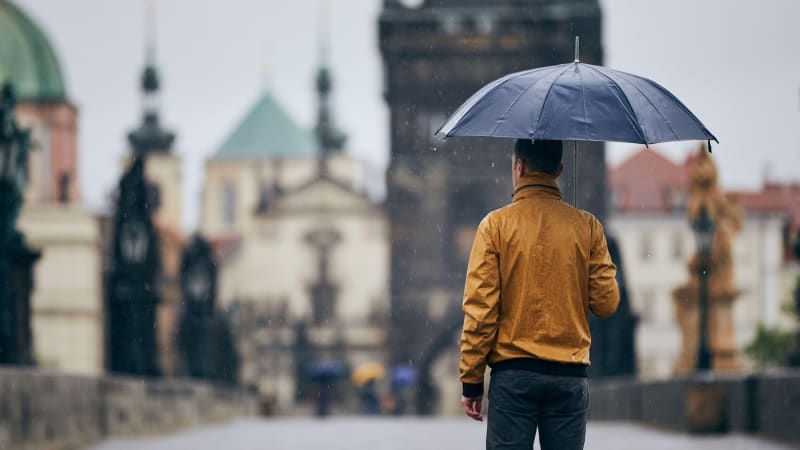 Česko se zatáhne a ponoří do dešťů: V polovině týdne přijde zlom. Podívejte se, jak bude u vás