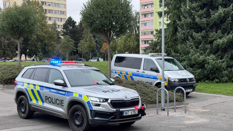 Neštěstí v Kolíně: V bytě mělo zemřít dítě. Žena skončila s těžkým zraněním v nemocnici