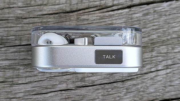 Skvělý nápad s mikrofonem v pouzdře sluchátek pokazilo provedení