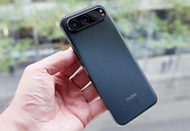 To netrvalo dlouho. Na trhu už je konkurent supertenkého iPhonu za šest tisíc