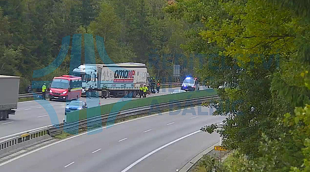 Na D1 u Jihlavy se srazil nákladní vůz s autobusem, v němž cestovalo 40 lidí