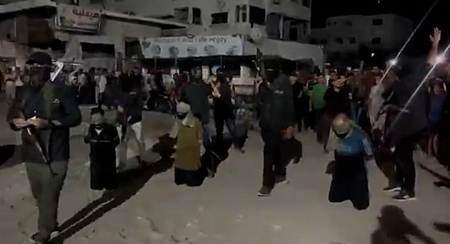 Popravy, boje v ulicích. Hamás začal „čistit“ Gazu, má zelenou od Trumpa