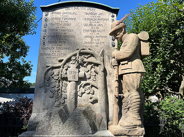 Ztracený legionář je zpět i s novou hlavou. Sochu odhalil prezident