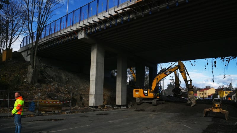 Ostrava bude mít nový most na klíčové komunikaci. Demolice toho dosluhujícího už začala