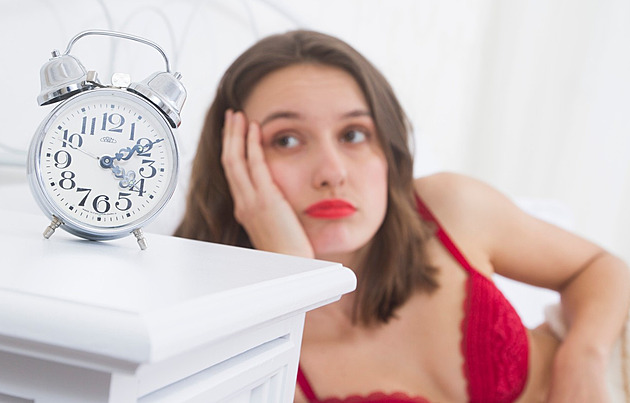 Návyky, které kazí váš spánek. Na vině může být jídlo, světlo i stres