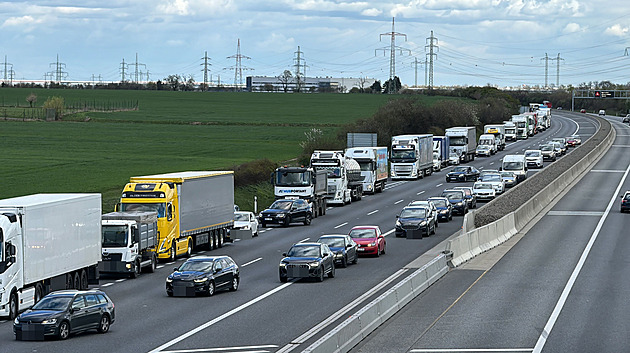 Na D1 v Brně havaroval kamion, kolona před křížením s D2 má několik kilometrů