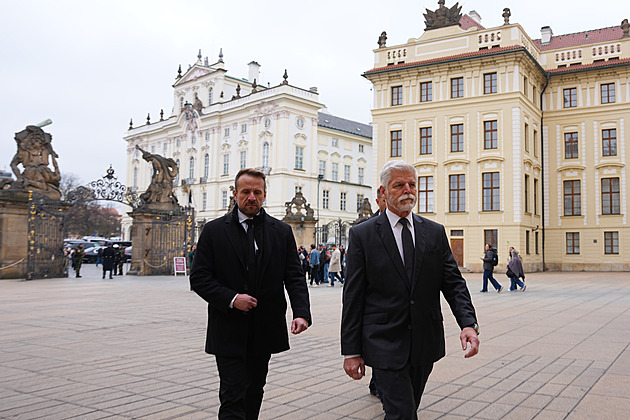 Česko se loučí s kardinálem Dukou. Na Hrad dorazil Pavel, Zeman či Bohdalová