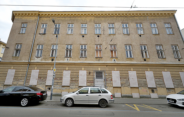 Opravy chátrajících domů jako rychlá cesta k bydlení. Na trh přinesou tisíce bytů