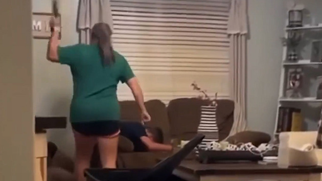 Učitelka roku v Alabamě brutálně bila syna. Jeho bratr poslal video do školy