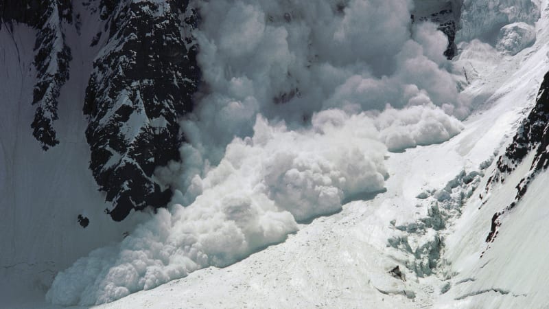 Pád mohutné laviny v Alpách: Záchranáři vyhrabávají zasypané lidi