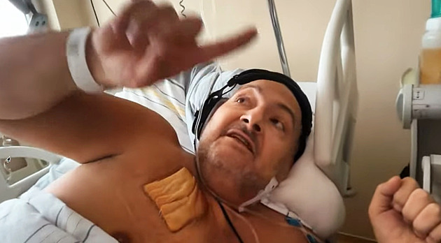 Pod sto ještě nemám, říká Hezucký. Ukázal nemocniční pokoj a pokáral sestřičku