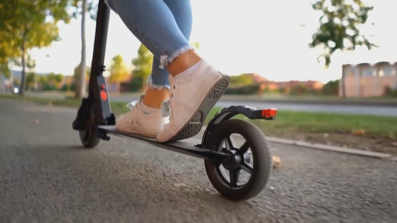 Koloběžkář v Bratislavě vybržďoval autobus, pak došlo ke srážce. Policisty čekalo překvapení