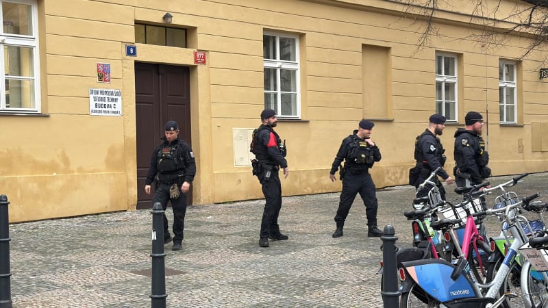Student měl vyhrožovat vystřílením školy v centru Prahy. Policie ho zadržela