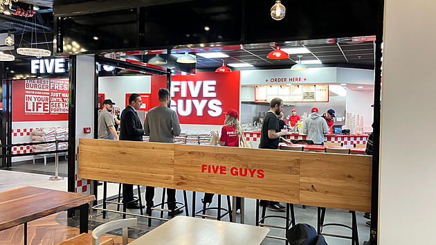 Five Guys v Praze otevřel. První nadšenci tu na burgery čekali už za tmy