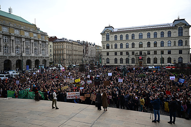 Stovky studentů protestují proti Motoristům v čele resortu životního prostředí