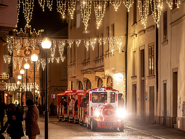Jihlava zahájila vánoční oslavy ve velkém: Obří adventní svícen i světelné sochy