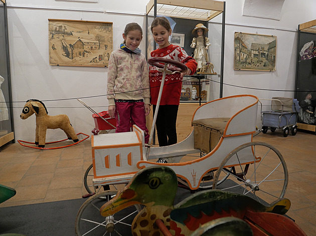 Kočárky, šlapací autíčko či lodička. Vánoční výstava ukazuje hračky z minulosti