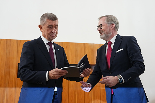 „Hodně štěstí. Ať se daří.“ Fiala předal Babišovi klíč od klenotů a brožuru