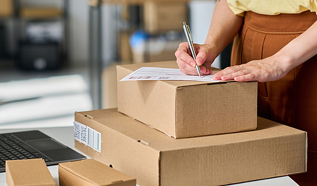 Z kurýrovy dodávky vypadaly stovky balíků. Před příjezdem policie zmizely