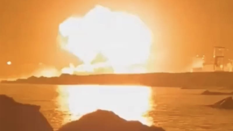 Další ruský přístav skončil v plamenech. Ukrajinci zasáhli dvě lodě a kotviště