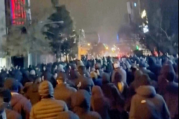 Protesty v Íránu už mají přes 500 obětí, Trump zvažuje plány možného útoku