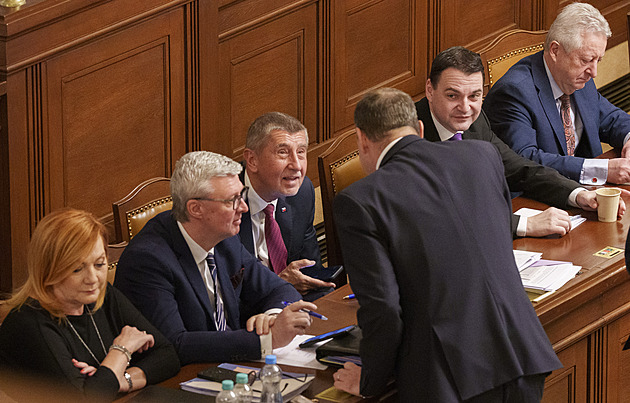 Blíží se hlasování o důvěře vládě. Rakušan ji nazval kabaretem minulosti