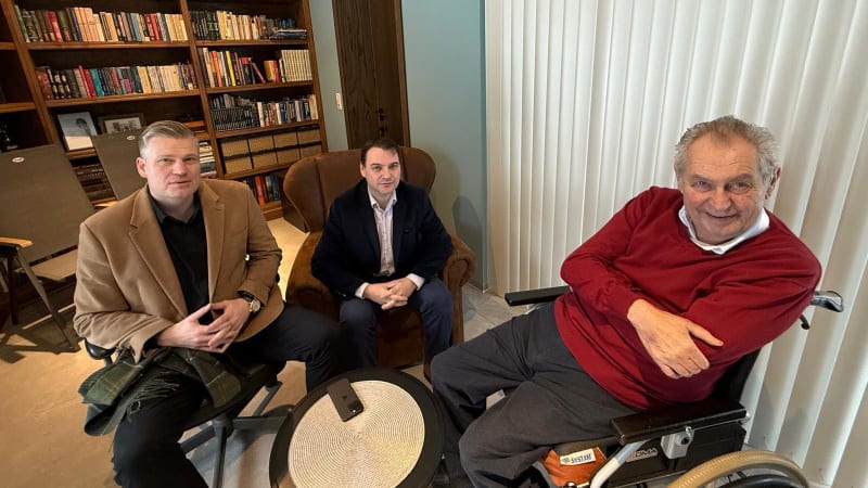 Macinka s Turkem dovezli Zemanovi neobvyklý dárek. Pak řešili klimatickou politiku