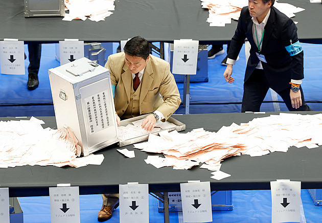 V japonských volbách podle odhadů jasně zvítězila strana premiérky Takaičiové