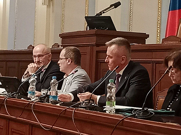 Hrad bude moci utratit částku o 82 milionů korun nižší než loni, kývli poslanci