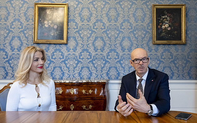 Podobný vývoj. Sedm set slovenských umělců varuje Česko před Klempířem