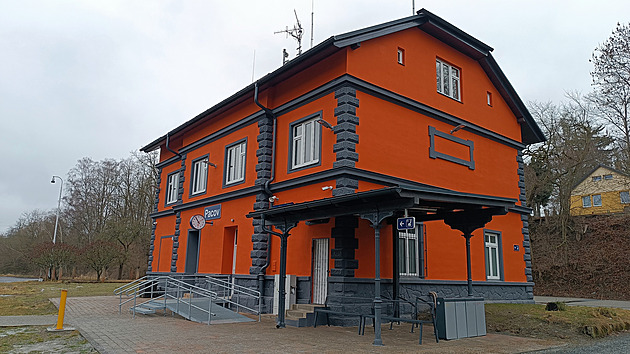 Modernější a křiklavě oranžové. Pacov žasne nad opravou historického nádraží