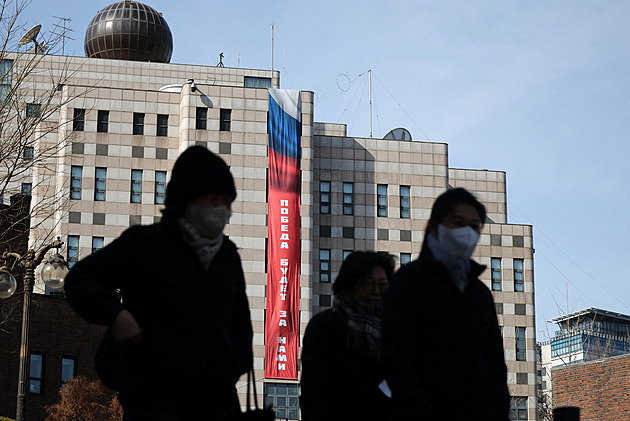 Vítězství bude naše, vyvěsilo si Rusko na ambasádě v Soulu. Město ho chce sundat
