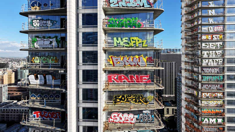 OBRAZEM: Olympiáda s uměleckým škraloupem? „Graffiti věže“ hyzdí LA, čas na opravu se krátí