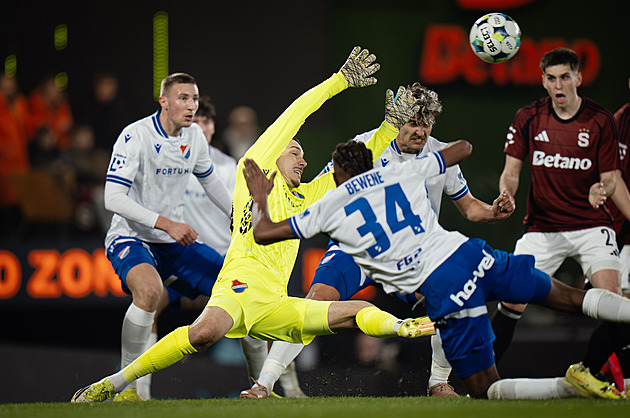 Sporný gól Sparty: ovlivnil Kadeřábek v ofsajdu hru? Neuznal bych ho, říkal expert