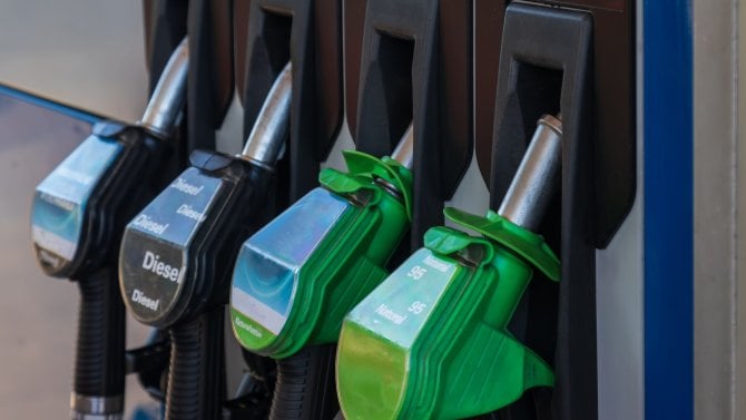 Konflikt na Blízkém východě už nyní zdražuje paliva. Řidičům hrozí i skokový cenový šok