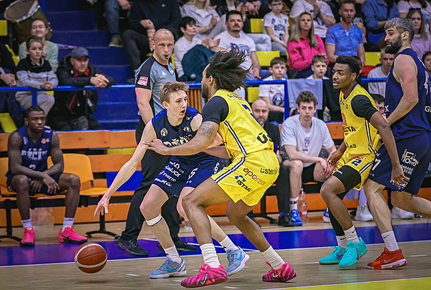 Nymburk v repríze finále NBL hladce zdolal Brno, za Děčín zazářil šestnáctiletý Houška