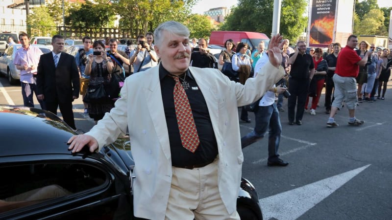 Krokodýl a rozpustilé dívky. Pět vzpomínek na Ivana Jonáka a pravda o jeho neexistujícím hrobě